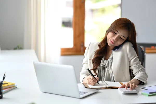 Busy Millennial Working Woman Negotiating Client Mobile Phone Making Notes — Foto Stock