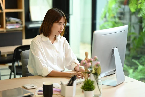 Asian Businesswoman Negotiating Client Supplier Email Messenger Working Computer Corporate — Stock fotografie