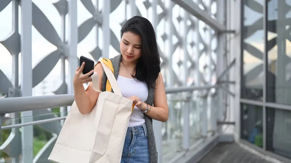 Beautiful Asian Woman Shopping Bags Walking Terrace Shopping Mall Evening — Stok fotoğraf