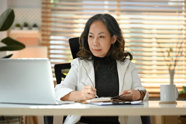 Focused Middle Aged Woman Entrepreneur Reading Online Information Laptop Making — Foto de Stock