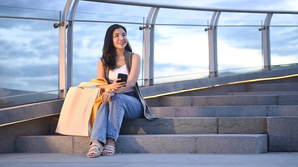 Стильна Молода Жінка Сумками Сидять Сходах Терасі Даху Красивим Вечірнім — стокове фото