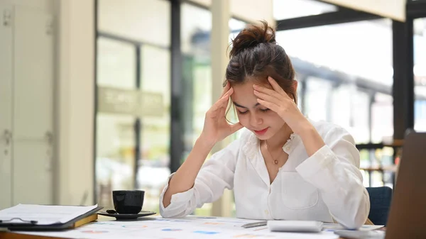 Frustrated Female Office Worker Holding Her Head Thinking Find Solution — Stockfoto