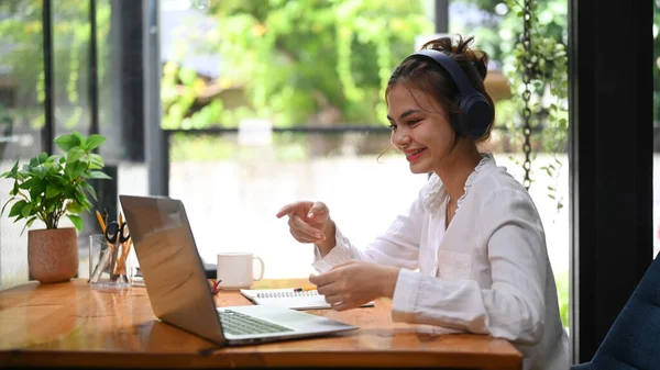 Young Woman Headphones Watching Webinar Video Course Listening Lecture Study — 스톡 사진