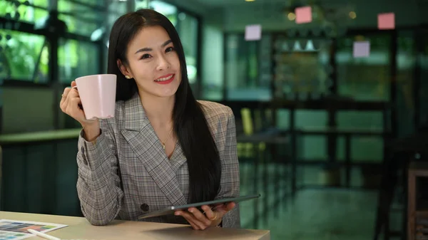 Beautiful Working Woman Holding Cup Coffee Smiling Camera — ストック写真