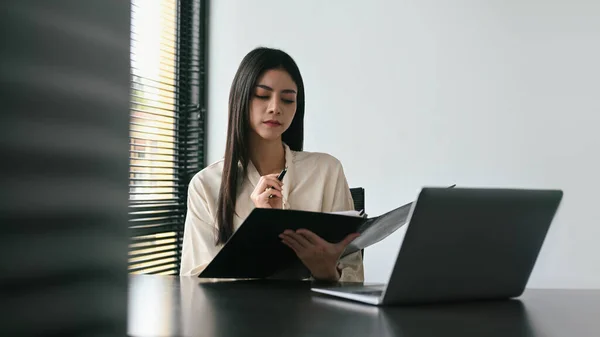 Professional Economist Using Laptop Computer Working Financial Document Her Workplace — Φωτογραφία Αρχείου