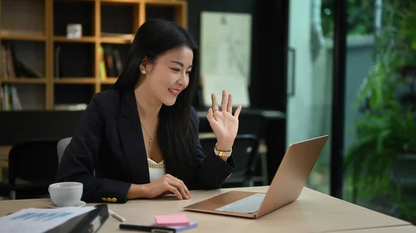 Asian Businesswoman Chatting Colleagues Online Video Call Computer Laptop Her — ストック写真