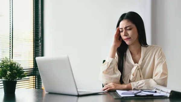 Exhausted Business Woman Working Laptop Office Emotional Pressure Stress Work — Stockfoto