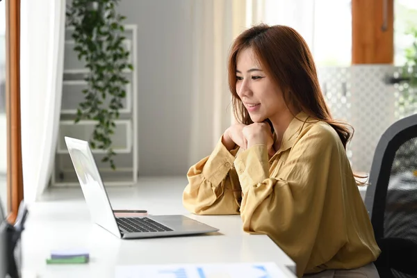 Attractive Businesswoman Making Video Call Business Partner Watching Online Webinar — Foto Stock