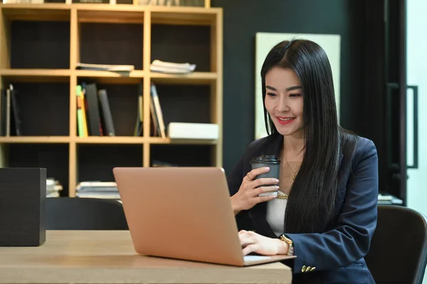 Attractive Female Entrepreneur Drinking Coffee Reading Email Her Laptop Computer — 스톡 사진