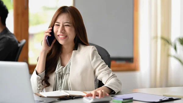 Successful Millennial Businesswoman Sitting Her Workplace Negotiating Client Mobile Phone — Fotografia de Stock