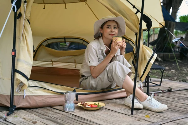 Joyful Asian Woman Drinking Coffee While Camping Nature Park Beautiful — Stockfoto