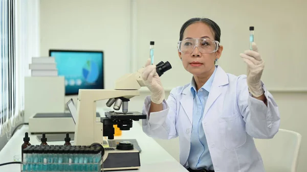 Mature Female Scientist Working Analysis Blue Liquid Test Tube Laboratory — ストック写真