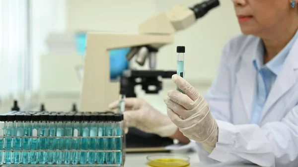 Professional Mature Female Scientist Examining Samples Liquid Laboratory Medicine Science — Stockfoto