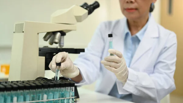 Researchers Scientist Working Blue Liquid Test Tube Laboratory Medicine Science — Stockfoto
