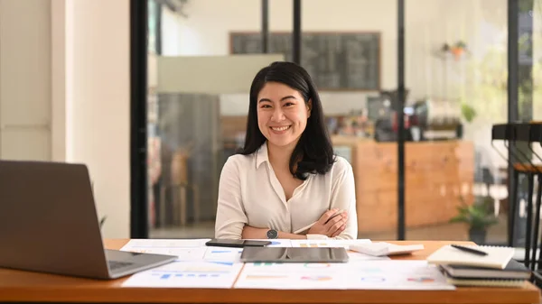 Confident Asian Woman Employee Sitting Arms Crossed Her Workplace Smiling — Fotografia de Stock