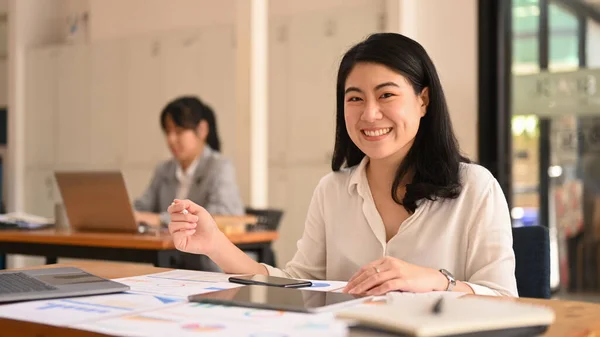 Happy Asian Female Office Worker Sitting Corporate Office Smiling Camera — Stock Photo, Image