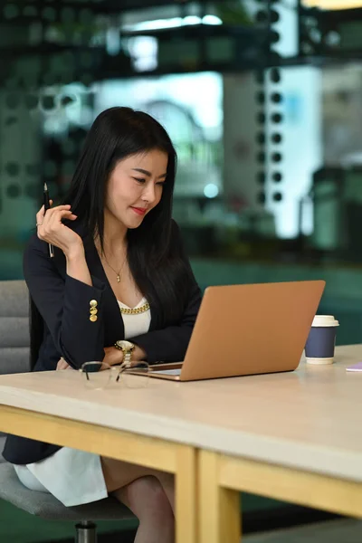 Portrait Asian Female Entrepreneur Using Laptop Her Personal Office — ストック写真