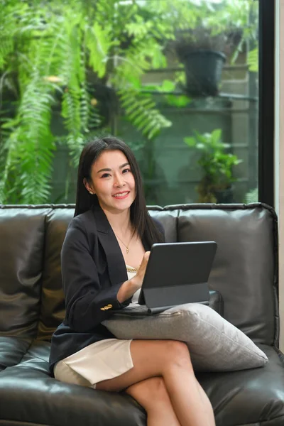 Attractive Female Entrepreneur Sitting Couch Her Office Using Digital Tablet — ストック写真