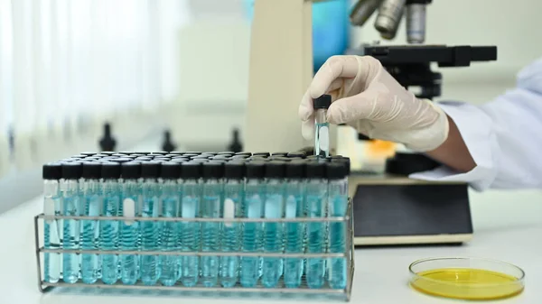 Researcher Scientist Working Analyzing Liquid Biochemicals Laboratory Medicine Science Researching — Stockfoto