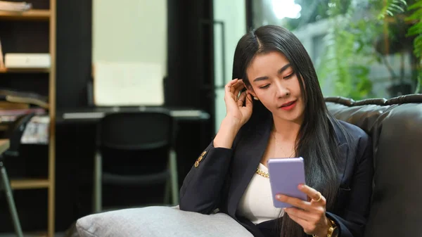 Asian Working Woman Using Mobile Phone While Resting Sofa Her — 스톡 사진