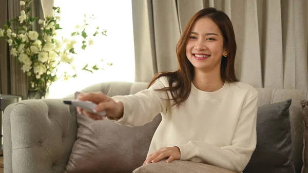 Smiling Woman Remote Controller Watching Spending Leisure Time Cozy Winter — Foto Stock