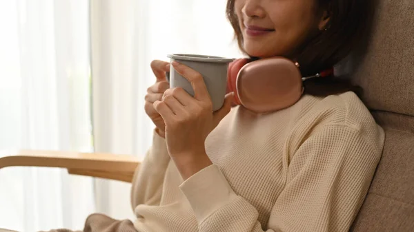 Beautiful Woman Drinking Tea Checking Email Her Laptop Relaxing Home — Fotografia de Stock