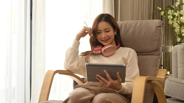 Pretty Young Woman Warm Woolen Sweater Using Tablet Armchair Spending — Zdjęcie stockowe