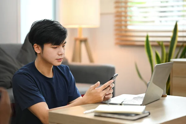 Asian Male Freelancer Sitting Floor Bright Living Room Chatting Online — Stockfoto