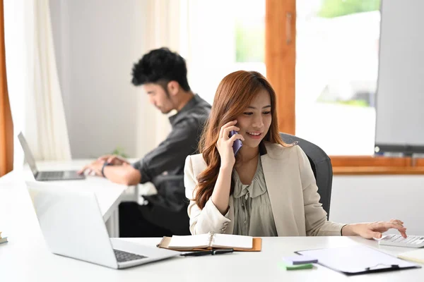 Confident Female Financial Advisor Having Phone Conversation Client Working Contemporary — Foto Stock