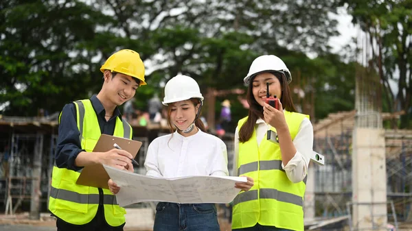 Female Investor Engineers Discussing Planning Development Details Together Construction Site — Stockfoto