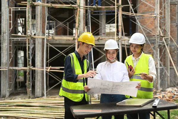 Engineer Team Wearing Safety Helmet Inspecting Industrial Building Construction Site — Stock fotografie