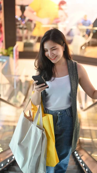 Caucasian Woman Carrying Bags Shopping Shopping Mall — Stok fotoğraf