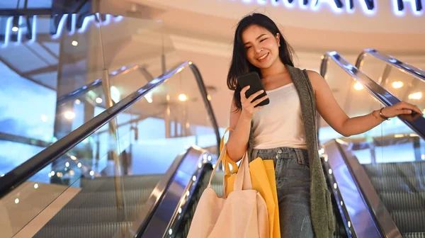 Caucasian Woman Carrying Bags Shopping Shopping Mall — Stockfoto