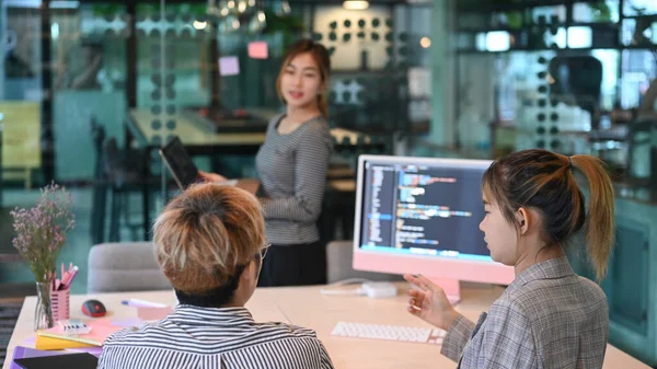 Programer Team Working Modern Office Meeting Computer Coding — Foto de Stock