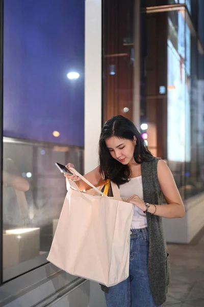 Caucasian Woman Carrying Bags Shopping Shopping Mall — Stok fotoğraf