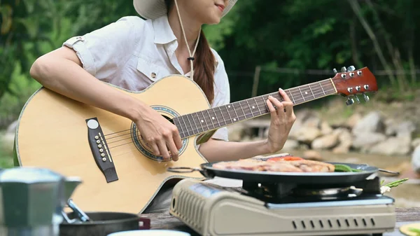 Счастливая Молодая Женщина Играет Гитаре Складном Стуле Берега Реки Приключения — стоковое фото