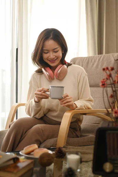 Smiling Millennial Woman Wearing Warm Sweater Drinking Hot Tea Cozy — Foto Stock