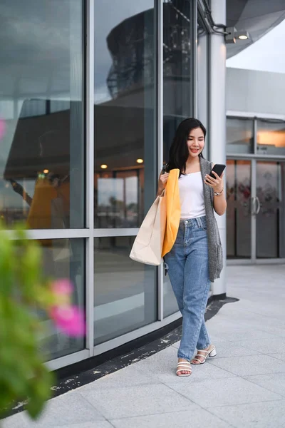 Full Length Portrait Young Woman Shopping Bags Using Smart Phone — Stok fotoğraf