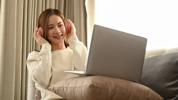 Χαμογελώντας Νεαρή Γυναίκα Ακουστικά Χρησιμοποιώντας Φορητό Υπολογιστή Ξοδεύοντας Ελεύθερο Χρόνο — Φωτογραφία Αρχείου