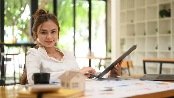 Young Businesswoman Using Laptop Working Financial Document Contemporary Workplace — ストック写真