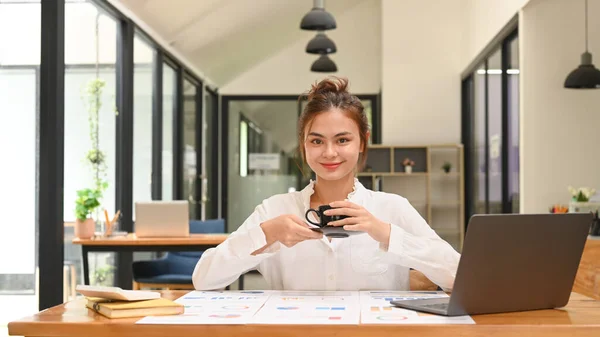 Young Businesswoman Using Laptop Working Financial Document Contemporary Workplace — 스톡 사진