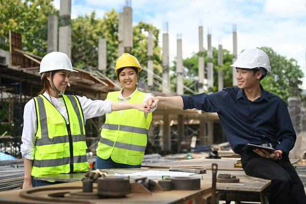 Engineers Team Wearing Safety Helmet Vest Inspecting Industrial Building Construction — Stockfoto