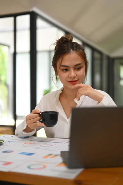 Young Businesswoman Using Laptop Working Financial Document Contemporary Workplace — 스톡 사진