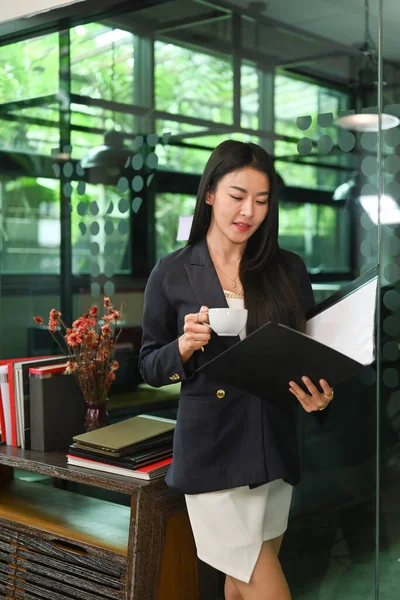 Portrait Confident Millennial Businesswoman Standing Her Personal Checking Reports — Fotografia de Stock