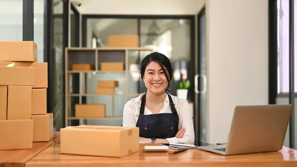Confident Young Female Small Business Entrepreneur Sitting Arms Crossed Smiling — Stock fotografie