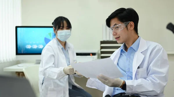 Team Industrial Scientists Wearing White Coats Working Together Research Laboratory — Stockfoto
