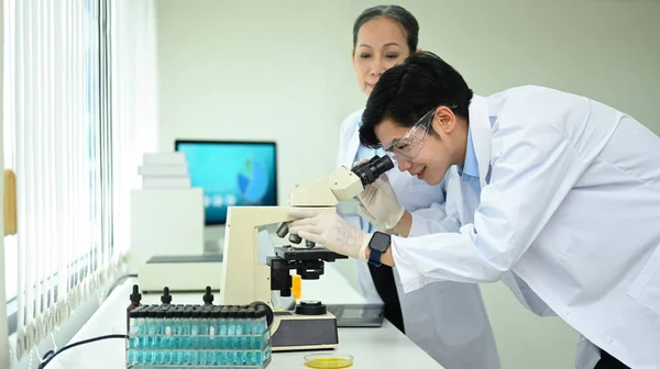 Professional Scientist Team White Coat Examining Samples Liquid Laboratory Medicine — Stockfoto