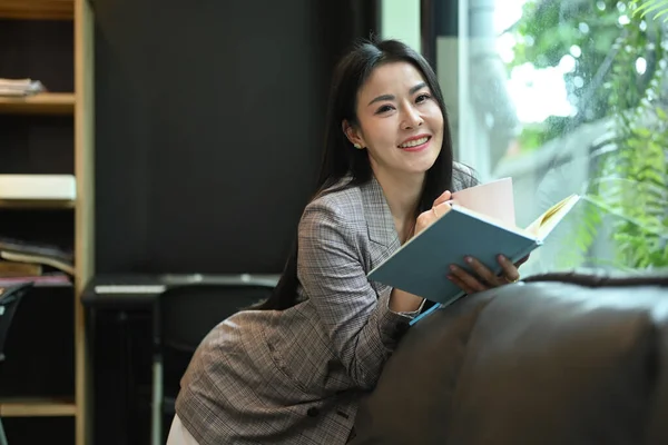 Cheerful Asian Working Woman Relaxing Sofa Her Bright Modern Office — Fotografia de Stock