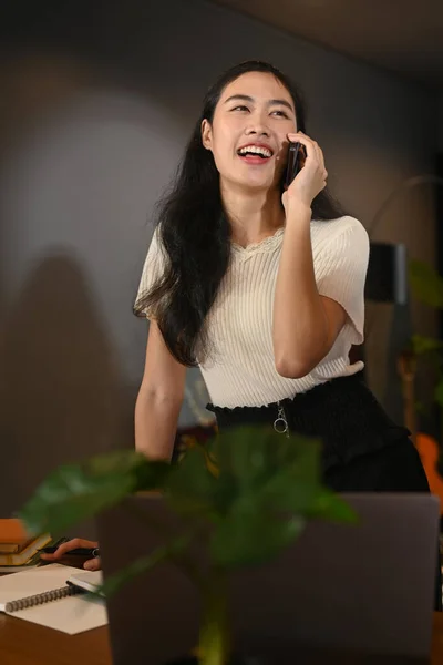 Young Female Entrepreneur Having Pleasant Phone Conversation Her Business Partner — Fotografia de Stock