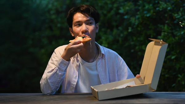 Handsome Asian Man Enjoy Eating Pizza Outdoor Holiday Winter Night — Foto Stock